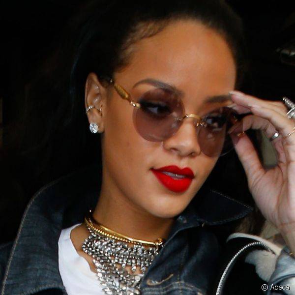 A cantora Rihanna escolheu um visual mais esportivo para completar os l?bios vermelhos